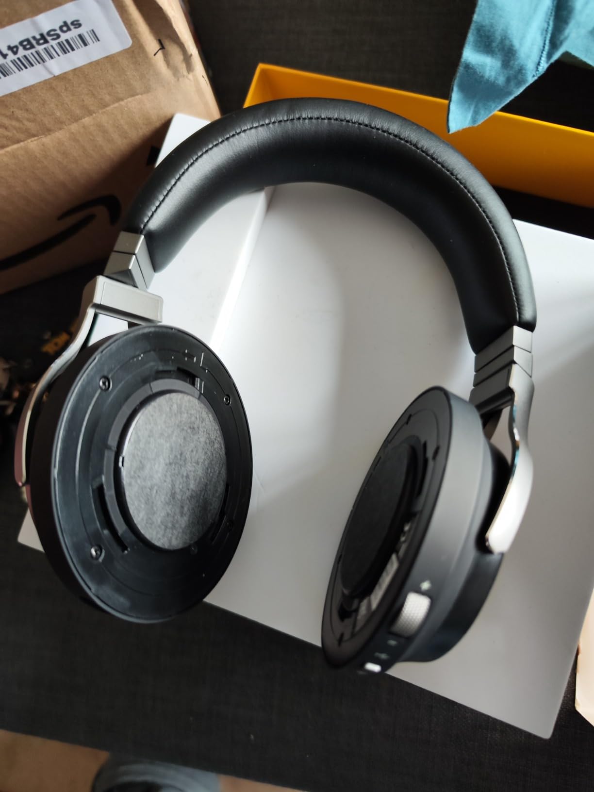 Excellent audio, serre un peu