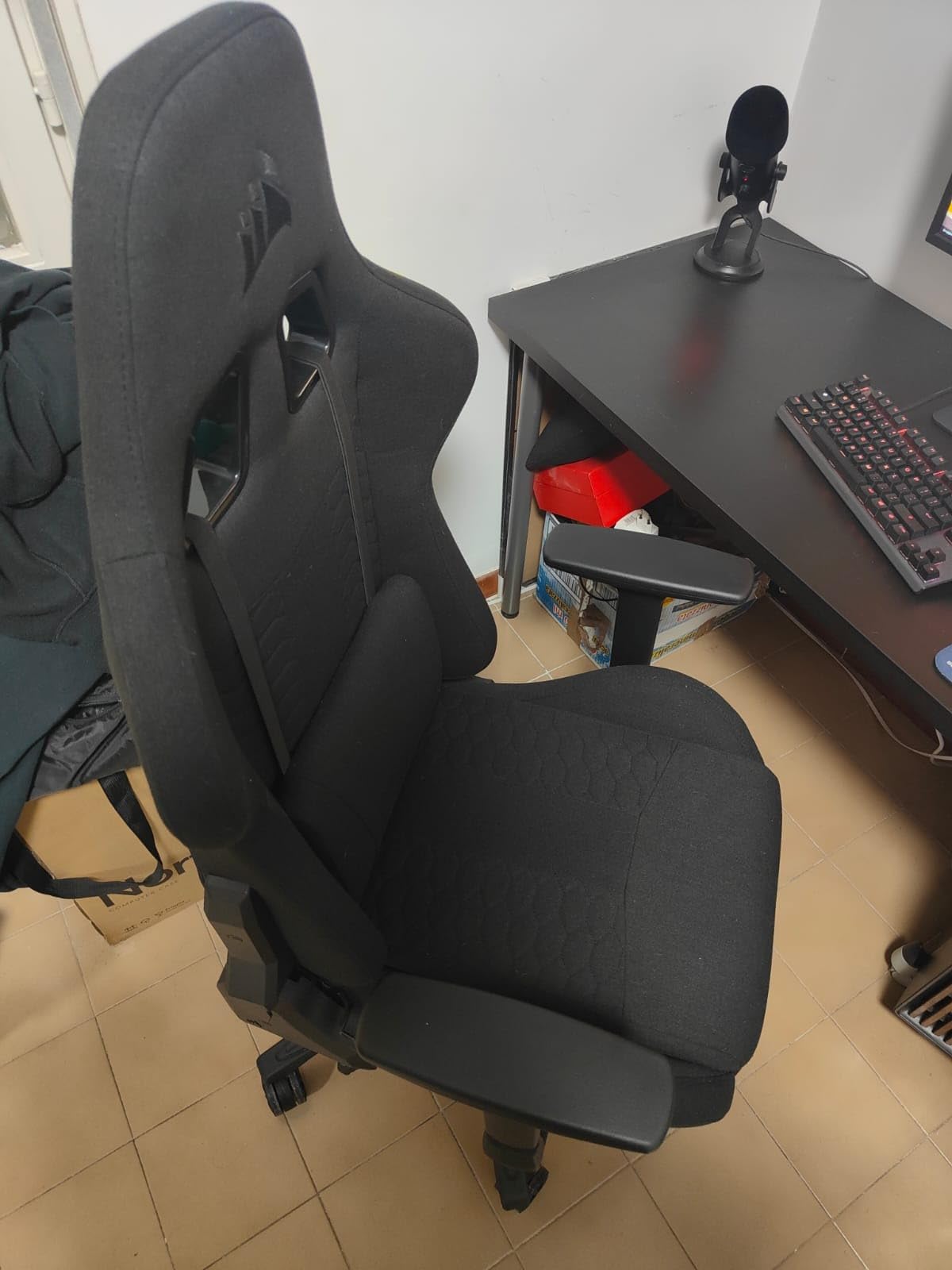 Bon fauteuil, accoudoirs moyens