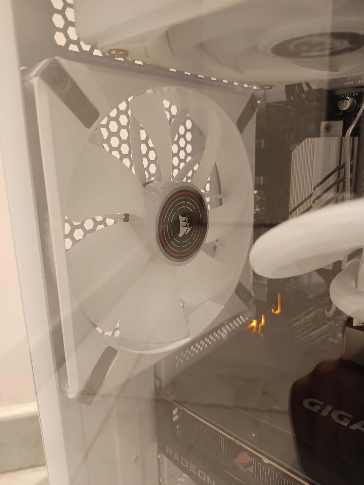 Silencieux et superbe en blanc