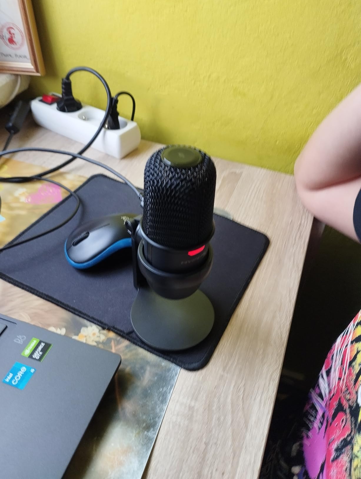 Rapport qualité prix imbattable pour créateurs exigeants et podcasteurs débutants sur PC et Mac avec une restitution vocale détaillée et une installation immédiate sans pilote complexe pour des enregistrements réguliers à domicile
